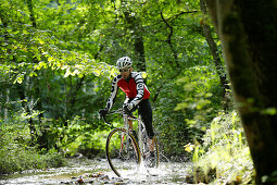 Mann bei einer Cyclocross-Tour im Herbst, Oberambach, Münsing, Bayern, Deutschland