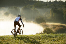 Mann bei einer Cyclocross-Tour im Herbst, Degerndorf, Münsing, Bayern, Deutschland