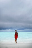 Mädchen am Strand, Biyadhoo Island, Süd-Male-Atoll, Malediven