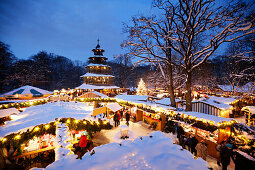 Christkindlmarkt am Chinesischen Turm, Englischer Garten, München, Bayern, Deutschland