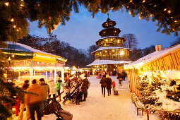 Christkindlmarkt am Chinesischen Turm, Englischer Garten, München, Bayern, Deutschland