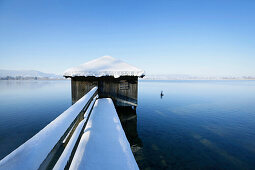 Verschneites Bootshaus am Kochelsee, Oberbayern, Deutschland