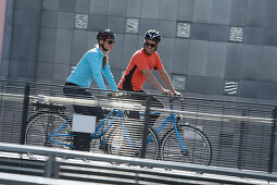 Paar fährt e-Bikes, München, Bayern Deutschland