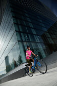 Frau fährt e-Bike, München, Bayern Deutschland
