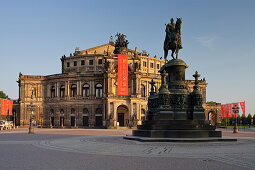Johann Denkmal, Semperoper, Theaterplatz, Dresden, Sachsen, Deutschland