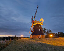 Beleuchtete Windmühle in Stove, Mecklenburg-Vorpommern, Deutschland