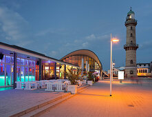 Leuchtturm Warnemünde und Teepott bei Nacht, Warnemünde, Mecklenburg-Vorpommern, Deutschland