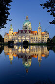 Neues Rathaus bei Nacht, Spiegelung im Wasser, Maschteich, Maschpark, Hannover, Niedersachsen, Deutschland