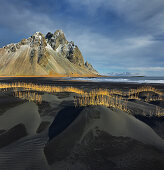 schwarzer Sand, Kambhorn, Stokksnes, Hornsvik, Ostisland, Island