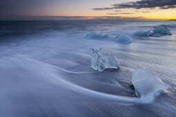 Eisbrocken am Strand bei der Gletscherlagune Jökulsárlon, Ostisland, Island