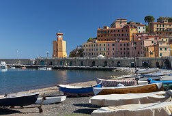 Fischingboote Hafen in der nähe von Festung, Rio Marina Hafen, Turm, Elba, Toskana, Italien