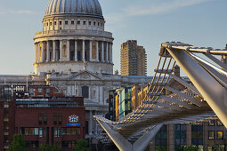 St Pauls Cathedral und Millenium Bridge, London, England