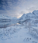 verschneite Landschaft bei Sildpollneset, Vestpollen, Rorhoptindan, Austnesfjorden, Austvagoya, Lofoten, Nordland, Norwegen