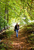 Junge Frau im Herbstwald, Steiermark, Österreich