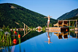 Junge Frau an einem Pool, Almwellness Hotel Pierer, Fladnitz an der Teichalm, Steiermark, Österreich
