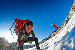 Wanderer beim Aufstieg im Schnee zum Hochschwabgipfel, Steiermark, Österreich