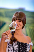 Junge Frau trinkt Weißwein, Weingut Strauss, Gamlitz, Steiermark, Österreich