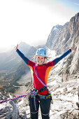 Junge Frau beim Klettern, Skywalk, Dachsteingebirge, Steiermark, Österreich