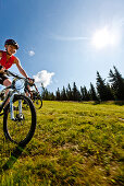 Mountainbikerin fährt über Bergwiese, Duisitzkar, Planai, Steiermark, Österreich