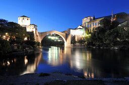 An der Alten Brücke bei Nacht, Mostar, Bosnien und Herzegowina