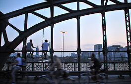 Abends auf der Hacker Brücke, München, Bayern, Deutschland