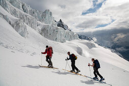 Skifahrer im Aufstieg zum Hohwänggletscher, Zermatt, Kanton Wallis, Schweiz