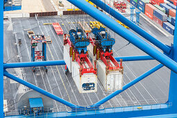 Tandem Containerbrücke beim Be- und Entladen eines Schiffes, Burchardkai, Hamburg, Deutschland