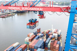Tandem Containerbrücke beim Be- und Entladen eines Schiffes, Burchardkai, Hamburg, Deutschland