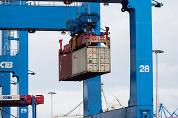 Containerschiff wird Be- und Entladen am Container terminal Burchardkai, Hamburg, Deutschland