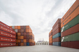 Blick auf stapelnde Container im Hamburger Hafen, Hamburg, Deutschland