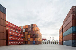 Blick auf stapelnde Container im Hamburger Hafen, Hamburg, Deutschland