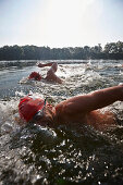 Leistungsschwimmer trainieren im Freiwasser, Boberger Badesee, Billwerder, Hamburg, Deutschland
