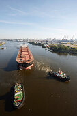 Tanker mit Schleppern auf der Elbe bei Waltershof, Hamburg, Deutschland