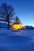Verschneite Kapelle mit Christbaum und Wettersteingebirge im Hintergrund, Krün, Werdenfels, Bayerische Alpen, Oberbayern, Bayern, Deutschland