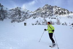 Frau auf Skitour blickt ins Winkelkar, Winkelkar, Zahmer Kaiser, Kaisergebirge, Tirol, Österreich