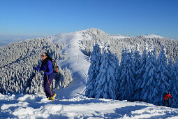 Zwei Personen auf Skitour steigen zum Hörnle auf, Hörnle, Ammergebirge, Ammergauer Alpen, Oberbayern, Bayern, Deutschland