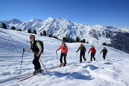 Gruppe von Skitourengehern steigt zu Hoher Kopf auf, Tuxer Alpen, Tirol, Österreich