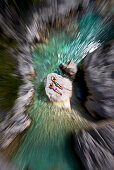Zwei junge Frauen sonnen sich auf einem Felsen im Fluss Soca, Alpe-Adria-Trail, Tolmin, Slowenien