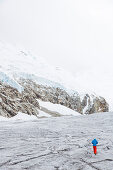 Mann geht über Gletscher, Artesonraju, Paron Tal, Caraz, Huaraz, Ancash, Cordillera Blanca, Peru