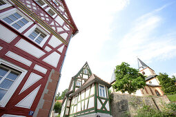Blick von der Kirchgasse auf das Kleinste Haus und die St. Martins-Kirche, Altstadt, Bad Orb, Spessart, Hessen, Deutschland