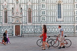 People passing the side facade of the cathedral, Kathedrale Santa Maria del Fiore, Florence, Tuscany, Italy