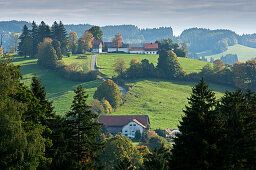 Ländliche Landschaft nahe dem Dorf Schönberg, Oberbayern, Bayern, Deutschland