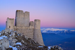 Castel Rocca Calascio mit Majella im Hintergrund, Castel Rocca Calascio, Calascio, Abruzzen, Apenninen, l 'Aquila, Italien