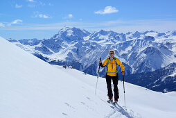 Skitourengeherin steigt zur Vallatscha auf, Ortler im Hintergrund, Ofenpass, Graubünden, Schweiz