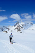 Skitourengeherin steigt zum Monte Cevedale auf, Königspitze, Suldenspitze und Casatihütte im Hintergrund, Ortlergruppe, Südtirol, Italien