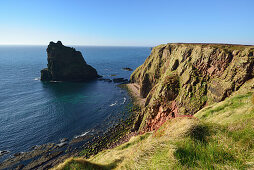 Felstürme stehen im Meer, Küste von Duncansby, Duncansby Stacks, Duncansby, Schottland, Großbritannien, Vereinigtes Königreich