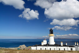 Leuchtturm von Dunnet Head, Blick auf Orkney-Inseln, Dunnet Head, Highland, Schottland, Großbritannien, Vereinigtes Königreich