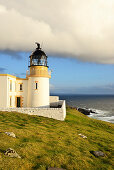Leuchtturm von Stoer über dem Atlantik, Stoer Head, Highland, Schottland, Großbritannien, Vereinigtes Königreich