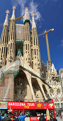 Sightseeing bus in front of La Sagrada Familia, Basilica and Expiatory Church of the Holy Family, architect Antoni Gaudi, UNESCO World Heritage Site, Catalan modernista architecture, Art Nouveau, Eixample, Barcelona, Catalonia, Spain