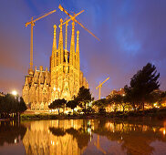 Church La Sagrada Familia, illuminated at night, Basilica and Expiatory Church of the Holy Family, architect Antoni Gaudi, UNESCO World Heritage Site, Catalan modernista architecture, Art Nouveau, Eixample, Barcelona, Catalonia, Spain